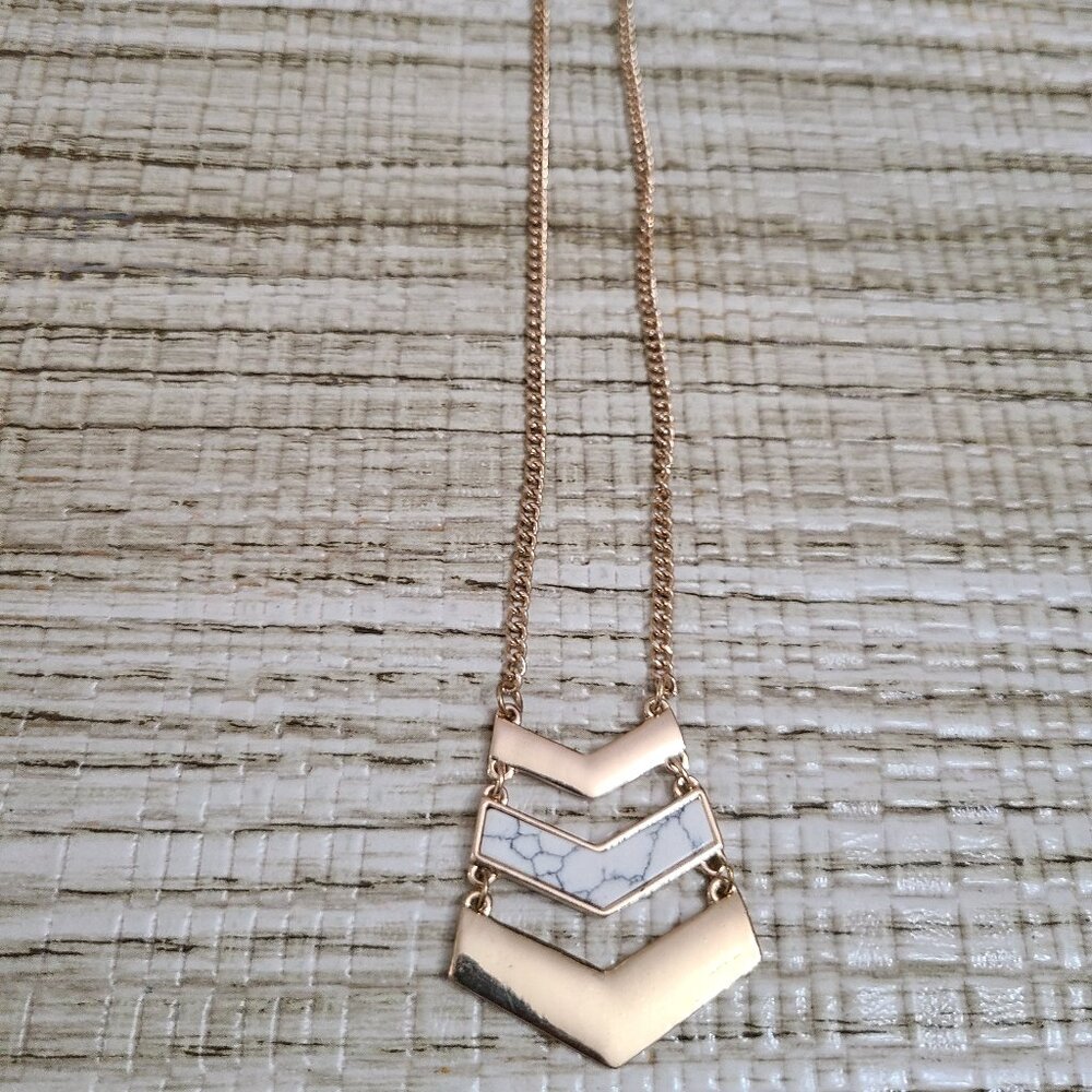Triple Graduated Chevron Double Gold Tone Marble 28 Inch Chain